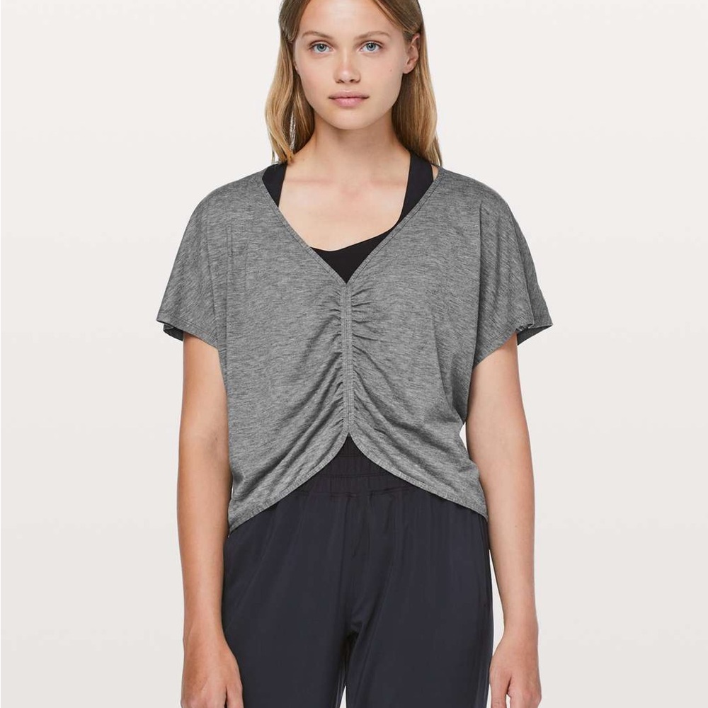 Lululemon Cruise The Circuits Short Sleeve
Heathered Black Size 6